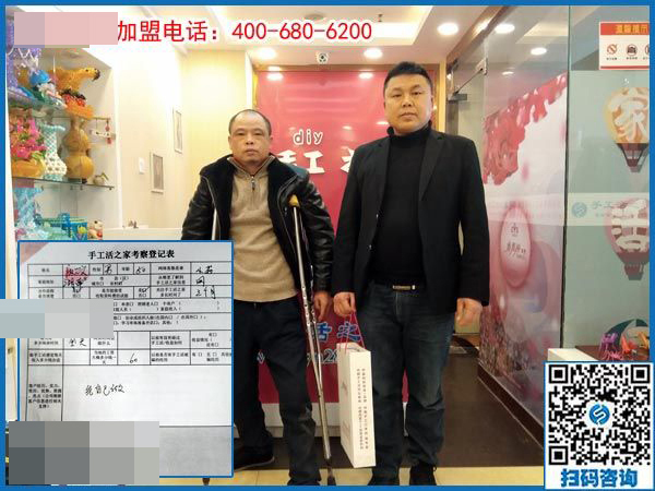 湖南一50歲殘疾老人拄著雙拐，2000多里路程來到手工之家為哪般？(圖1)