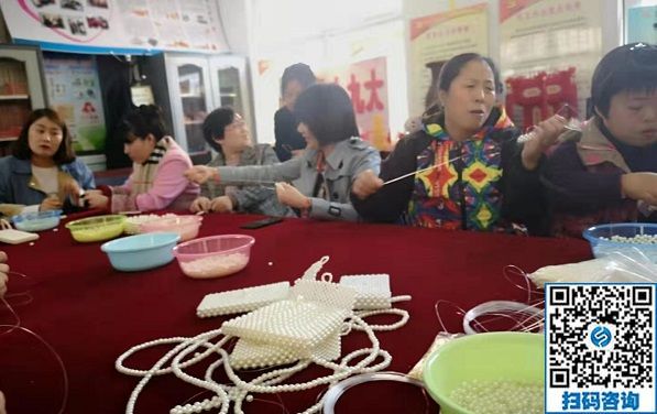 走進(jìn)社區(qū)，讓珠繡手工成為大家脫貧致富的一件法寶！----記手工之家走進(jìn)社區(qū)培訓(xùn)串珠手工活動(dòng)