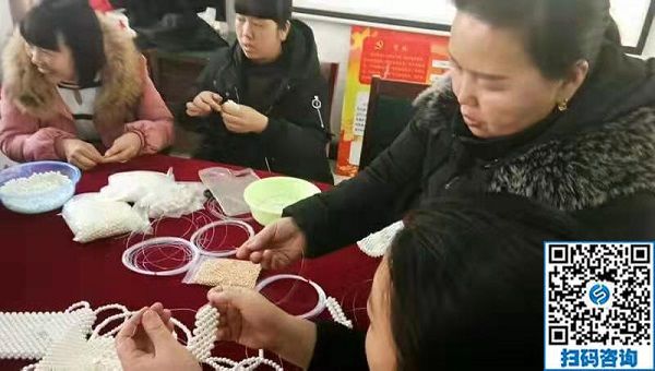 走進(jìn)社區(qū)，讓珠繡手工成為大家脫貧致富的一件法寶！----記手工之家走進(jìn)社區(qū)培訓(xùn)串珠手工活動(dòng)