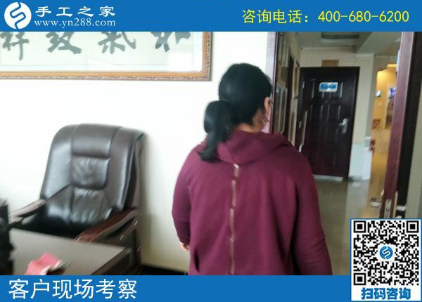 帶著孩子做珠繡外放手工活是種享受，河北邯鄲司女士在家掙錢是這樣的