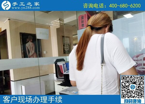 在家做手工活掙錢有多難，廣東湛江彭女士靠一個可以帶回家做的手工活成了快樂寶媽