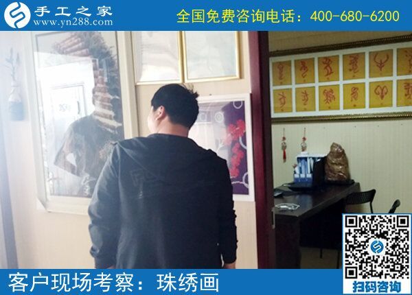 夫妻一起做正規(guī)外發(fā)手工活掙錢，河南平輿孫先生家里的生活越來(lái)越好