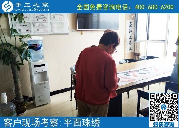 堅持就能掙錢，河北石家莊曹女士帶著孫子做正規(guī)供料的手工活