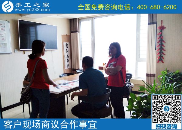 網(wǎng)上拿回家做的手工活真的能掙錢嗎？廣東陽江鄒女士說，帶著孩子照樣行