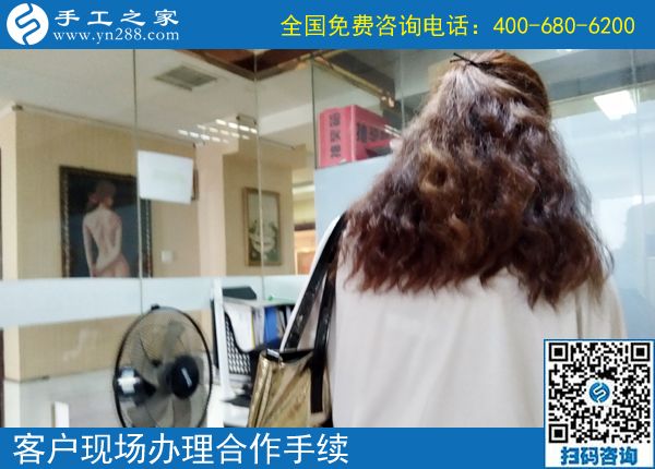 天熱了，不出門，天津王女士與婆婆一起做正規(guī)供料的手工活掙錢