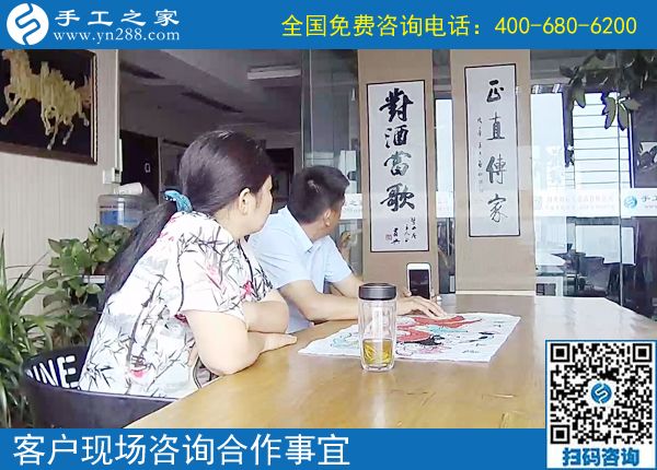 與家人一起做手工加工回收項(xiàng)目，遼寧丹東上班族張先生很幸福