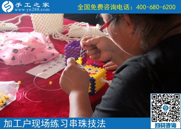 做好這個(gè)正規(guī)供料的手工活，河北邯鄲王女士經(jīng)常參加研發(fā)部的新品繡制