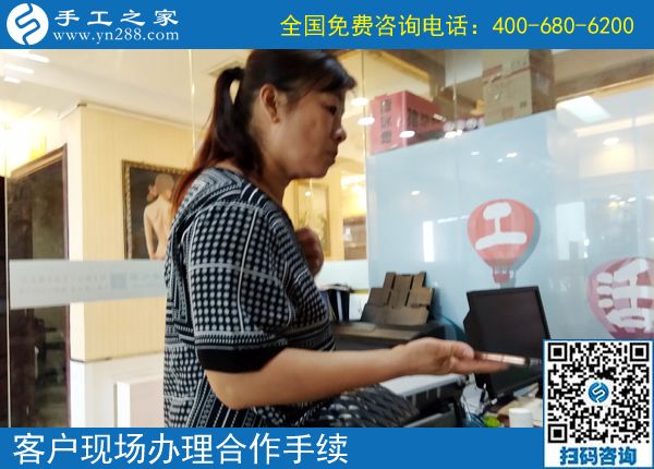 家庭主婦也很辛苦，浙江湖州陸女士做手工加工掙錢后，家人越來(lái)越理解