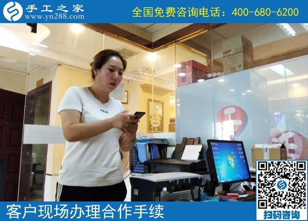 7月21日，在家賺錢的手工活，可以在家做的手工活就是珠繡串珠手工活外發(fā)，手工之家接待考察加工客戶剪影