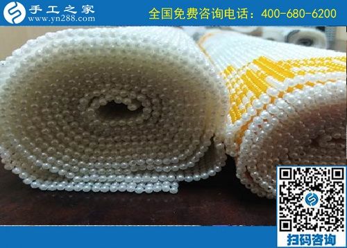 在周圍人的眼中，馬先生夫婦的生活是幸福的，除了羨慕之外，更多的是佩服，夫妻倆都是在外上班掙工資的，工作不錯(cuò)，而且空閑時(shí)間兩個(gè)人還一起做著一份手工活兼職，在家還有一份收入，更主要的兩個(gè)人都很喜歡，還能在一起做。 家住安徽靈璧的馬先生夫婦，以前下班后也跟很多上班族一樣，沒什么事干，馬先生出去跟朋友喝酒聊天，妻子在家看看電視追追劇，雖然日子也很平淡，但兩人少了交流，生活里總感覺缺點(diǎn)什么。 正是這樣情況長期存在，正是兩個(gè)人都意識(shí)到這個(gè)問題，所以第一次看到手工之家的勵(lì)志珠可以寄到家做的手工活時(shí)，夫婦兩人的意見高度一致，都想趕緊考察一下，然后把這個(gè)手工活拿回家做。 一番了解、一次考察，成就了馬先生夫婦的好兼職，勵(lì)志珠針法簡單、干凈衛(wèi)生、時(shí)間自由、成品高端，非常適合兩個(gè)人。兩個(gè)人都做的很認(rèn)真，也都做的很好，馬先生雖然是個(gè)男士，但有時(shí)做得比妻子做的還好。 不出門在家做手工，不僅讓馬先生夫婦有了一份收入，更讓兩個(gè)人能常常坐在一起、相互交流、有說有笑。這一次，馬先生寄回一批珠繡成品，結(jié)算加工費(fèi)720元。