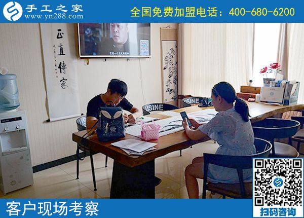 在周圍人的眼中，馬先生夫婦的生活是幸福的，除了羨慕之外，更多的是佩服，夫妻倆都是在外上班掙工資的，工作不錯(cuò)，而且空閑時(shí)間兩個(gè)人還一起做著一份手工活兼職，在家還有一份收入，更主要的兩個(gè)人都很喜歡，還能在一起做。 家住安徽靈璧的馬先生夫婦，以前下班后也跟很多上班族一樣，沒什么事干，馬先生出去跟朋友喝酒聊天，妻子在家看看電視追追劇，雖然日子也很平淡，但兩人少了交流，生活里總感覺缺點(diǎn)什么。 正是這樣情況長期存在，正是兩個(gè)人都意識(shí)到這個(gè)問題，所以第一次看到手工之家的勵(lì)志珠可以寄到家做的手工活時(shí)，夫婦兩人的意見高度一致，都想趕緊考察一下，然后把這個(gè)手工活拿回家做。 一番了解、一次考察，成就了馬先生夫婦的好兼職，勵(lì)志珠針法簡單、干凈衛(wèi)生、時(shí)間自由、成品高端，非常適合兩個(gè)人。兩個(gè)人都做的很認(rèn)真，也都做的很好，馬先生雖然是個(gè)男士，但有時(shí)做得比妻子做的還好。 不出門在家做手工，不僅讓馬先生夫婦有了一份收入，更讓兩個(gè)人能常常坐在一起、相互交流、有說有笑。這一次，馬先生寄回一批珠繡成品，結(jié)算加工費(fèi)720元。