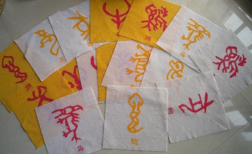 暑假里自由安排時間的掙錢方法，廣東信宜張女士選擇珠繡可以在家做的手工活