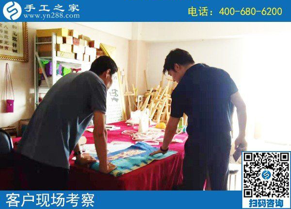 8月14日，把手工活拿回家做，這里的珠繡個人定制很受歡迎，手工之家接待考察加工客戶剪影