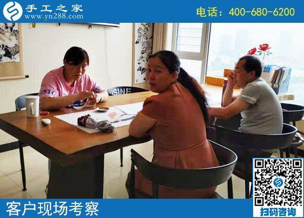 組織人做手工活促進(jìn)鄰里和睦，一起說(shuō)說(shuō)笑笑串珠繡(圖1)