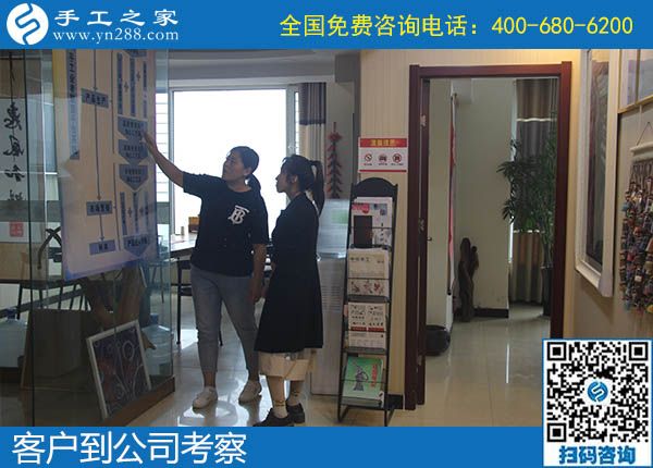 10月4日，不管什么天氣，在家做手工活掙錢(qián)都是一個(gè)好的選擇，手工之家接待考察加工客戶(hù)剪影