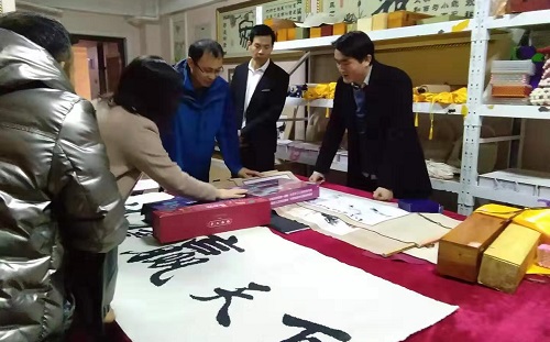 加大珠繡市場化、著重產(chǎn)品創(chuàng)新------記邯鄲學(xué)院文化產(chǎn)業(yè)管理專業(yè)主任一行到手工之家調(diào)研指導(dǎo)