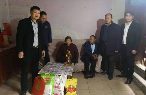 心懷公益、助力扶貧 --- --- 手工之家郝總與邯山區(qū)工商聯(lián)愛心企業(yè)家一起參加送溫暖春節(jié)慰問活動