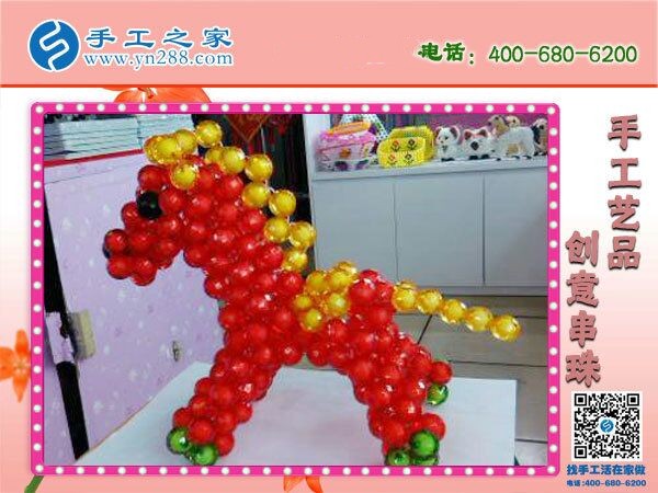 婆媳一起做手工活加工，一起說說笑笑把錢掙(圖1)