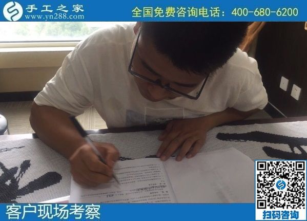 8月15日，手工活拿回家做要掙錢，越來越多的人選擇了這里外發(fā)手工活，手工之家接待考察合作加工客戶剪影