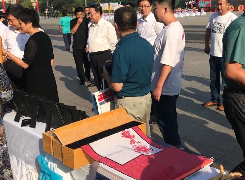 亮相“中國農(nóng)民豐收節(jié)”，勵志珠珠繡等純手工大放異彩(圖2)