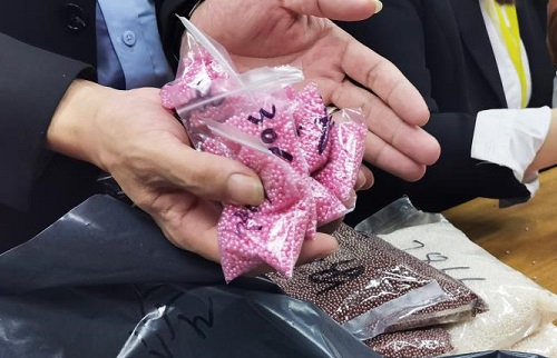 加班到夜里十點，要讓珠繡外發(fā)材料盡快到加工人員的手中(圖6)