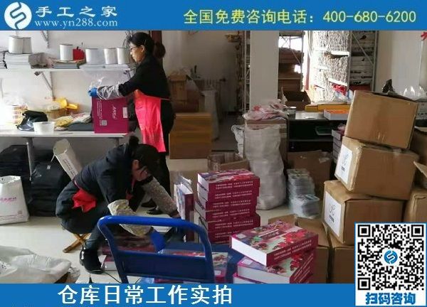 11月15日，加工費(fèi)有保證，這個(gè)拿回家做的手工活成為越來(lái)越多人的選擇，手工之家倉(cāng)庫(kù)日常工作實(shí)拍