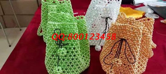 2月4日，把手工活拿回家做，服務(wù)完善的手工之家是大家的選擇，珠繡純手工珠包實(shí)拍