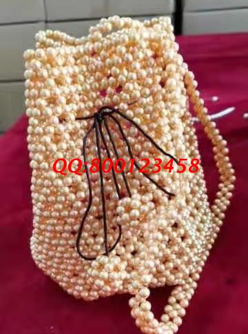 2月4日，把手工活拿回家做，服務(wù)完善的手工之家是大家的選擇，珠繡純手工珠包實(shí)拍