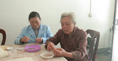 從個(gè)人加工到創(chuàng)業(yè)組織人做，4年來(lái)，她一直在做勵(lì)志珠珠繡