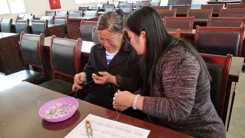 從個(gè)人加工到創(chuàng)業(yè)組織人做，4年來(lái)，她一直在做勵(lì)志珠珠繡