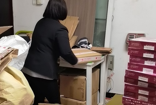 發(fā)貨、整理兩不誤------手工之家材料庫(kù)年終大盤點(diǎn)行動(dòng)開始發(fā)貨、整理兩不誤------手工之家材料庫(kù)年終大盤點(diǎn)行動(dòng)開始