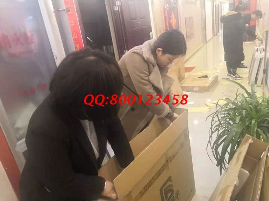 2月24日，靠譜的手工活外發(fā)，長期穩(wěn)定的外發(fā)手工活就選手工之家，供不應(yīng)求，新一批&ldquo;擺攤神器&rdquo;，剛?cè)霂炀图某鋈チ? />為了幫助手工之家的加工人員尤其是代理加工人員更好地開展手工事業(yè)，更好地帶動周圍的人做手工活掙錢，也為了讓大家多一份收入，手工之家推出的&ldquo;擺攤神器&rdquo;非常受歡迎，常常剛剛準(zhǔn)備好就被寄走了，這一次，也一樣，新一批的擺攤神器剛到貨，就被各地的加工人員預(yù)定了，倉庫人員清點記錄后，就在其他部門人員的幫助下發(fā)走了。<img title=