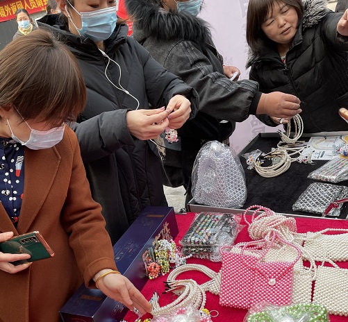 祝福三&middot;八婦女節(jié)，勵志珠珠繡添風(fēng)采！------記手工之家參加&ldquo;幸福叢臺、巾幗添彩&rdquo;手工藝品展