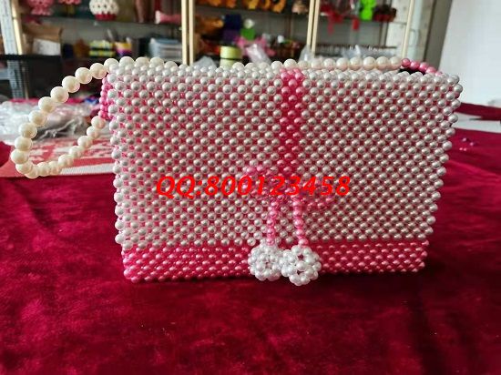 4月1日，拿回家做的手工活，手工活掙錢，敬業(yè)的企業(yè)手工之家更適宜合作，勵(lì)志珠珠繡新款珠包實(shí)拍