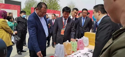 珠繡非遺項目展風(fēng)采，助力邱縣文冠果花節(jié)----記邱縣第六屆文冠果花節(jié)勝利開幕