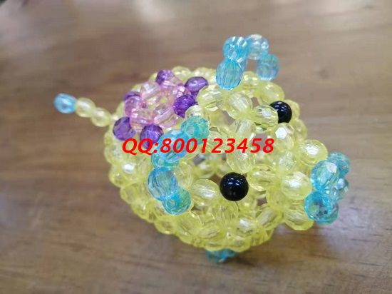 4月17日，常年有活兒，大家就業(yè)創(chuàng)業(yè)都選擇產(chǎn)品附加值高的、非遺傳統(tǒng)手工勵志珠珠繡，圖為手工之家珠繡串珠小掛件實拍