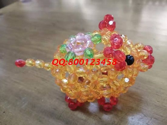 4月17日，常年有活兒，大家就業(yè)創(chuàng)業(yè)都選擇產(chǎn)品附加值高的、非遺傳統(tǒng)手工勵志珠珠繡，圖為手工之家珠繡串珠小掛件實拍