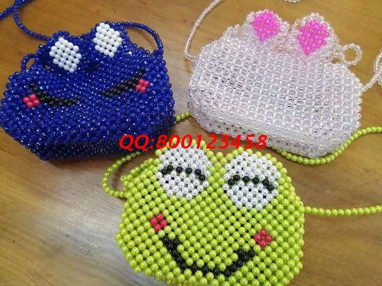 4月25日，這個(gè)可以寄到家做的手工活，培訓(xùn)體系完善，注重產(chǎn)品研發(fā)、合作模式多樣，大家選擇這里原因如此，勵志珠珠繡串珠手工包實(shí)拍