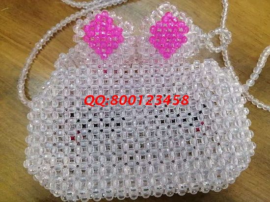 4月25日，這個(gè)可以寄到家做的手工活，培訓(xùn)體系完善，注重產(chǎn)品研發(fā)、合作模式多樣，大家選擇這里原因如此，勵志珠珠繡串珠手工包實(shí)拍