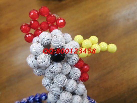 4月26日，拿回家做的手工活，這個真心、真誠、真實的企業(yè)和外發(fā)手工活越來越受人歡迎，圖為勵志珠珠繡串珠手工產(chǎn)品實拍