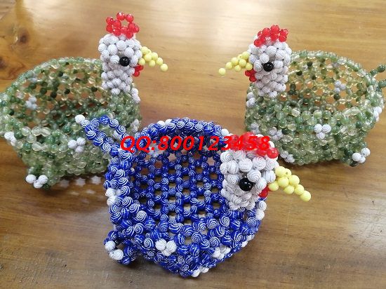 4月26日，拿回家做的手工活，這個真心、真誠、真實的企業(yè)和外發(fā)手工活越來越受人歡迎，圖為勵志珠珠繡串珠手工產(chǎn)品實拍