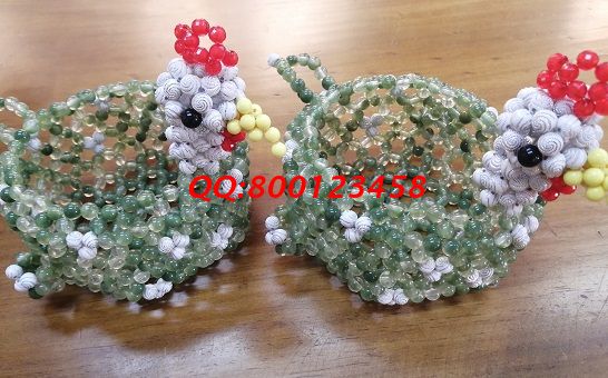 4月26日，拿回家做的手工活，這個真心、真誠、真實的企業(yè)和外發(fā)手工活越來越受人歡迎，圖為勵志珠珠繡串珠手工產(chǎn)品實拍