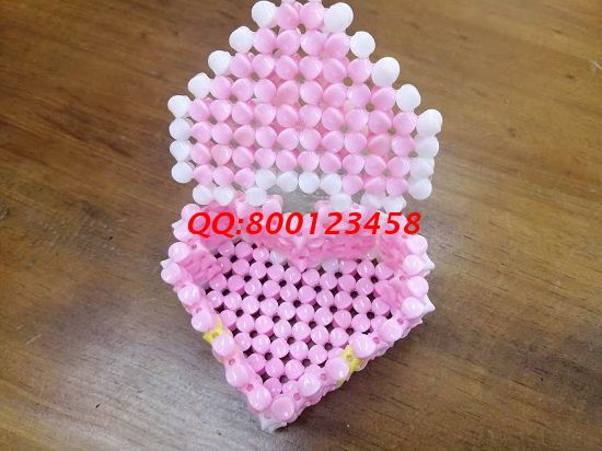 4月27日，實地考察，找到了正規(guī)廠家的手工活，可以帶回家做的手工活要先確定合作企業(yè)正規(guī)可靠，圖為勵志珠珠繡串珠手工產(chǎn)品實拍