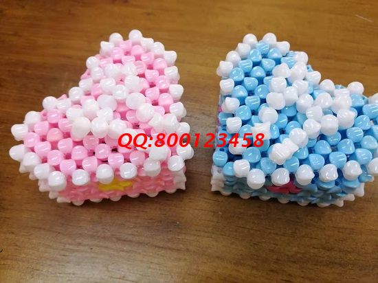 4月27日，實地考察，找到了正規(guī)廠家的手工活，可以帶回家做的手工活要先確定合作企業(yè)正規(guī)可靠，圖為勵志珠珠繡串珠手工產(chǎn)品實拍