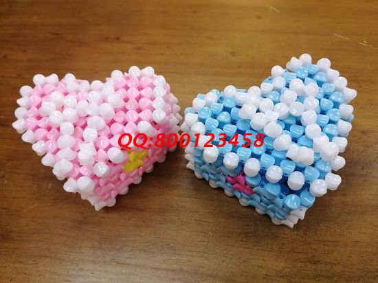 4月27日，實地考察，找到了正規(guī)廠家的手工活，可以帶回家做的手工活要先確定合作企業(yè)正規(guī)可靠，圖為勵志珠珠繡串珠手工產(chǎn)品實拍