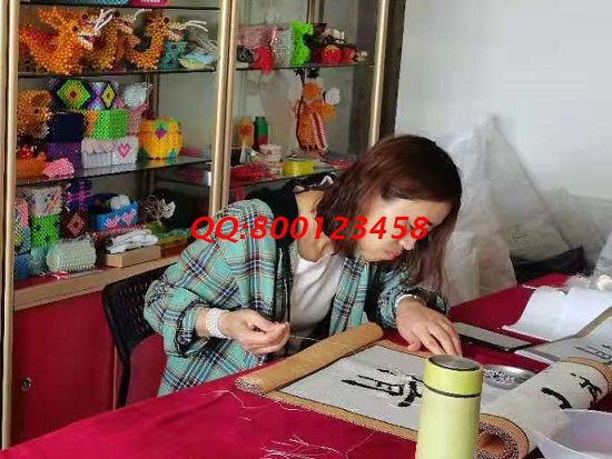 4月30日，不了解就實地考察，了解了就要行動，做手工活掙錢，珠繡拿回家做的手工活成為大家共同的選擇，圖為一些優(yōu)秀繡娘提前到進行手工技能學習