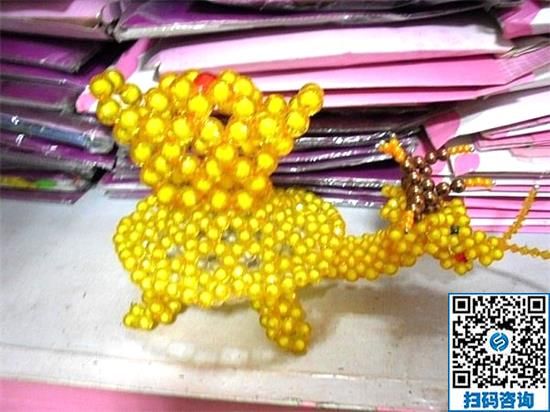 服裝店老板娘的雙份收入:做手工活不耽誤看店還賺錢(qián)(圖1)