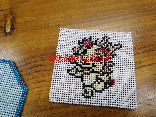 5月27日，要賺錢，在家里做什么外發(fā)手工活，他們選擇非遺項目手工活外發(fā)加工回收項目，圖為勵志珠珠繡小幅手工成品實拍