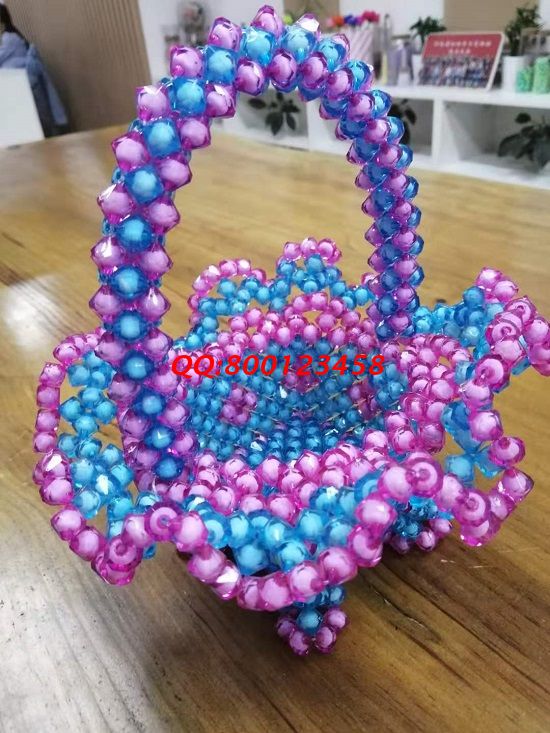 5月28日，加工驗收有保障，可以帶回家做的手工活，手工之家的勵志珠珠繡服務(wù)很完善，圖為珠繡串珠純手工（花籃）成品實拍