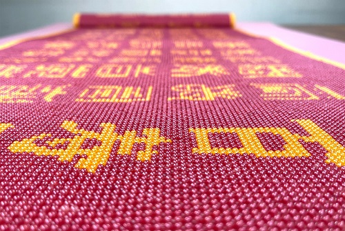 兼職做來料手工活加工多年，飯后串珠繡已成為習(xí)慣